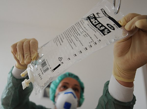 Infusionen sind wichtige Maßnahme, um den Flüssigkeitshaushalt bei einer EHEC-Infektion auszugleichen. - © picture alliance / dpa