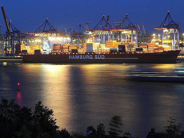 Ein Containerschiff der Reederei Hamburg Süd liegt am Burchardkai im Hamburger Hafen. - © FOTO: DPA