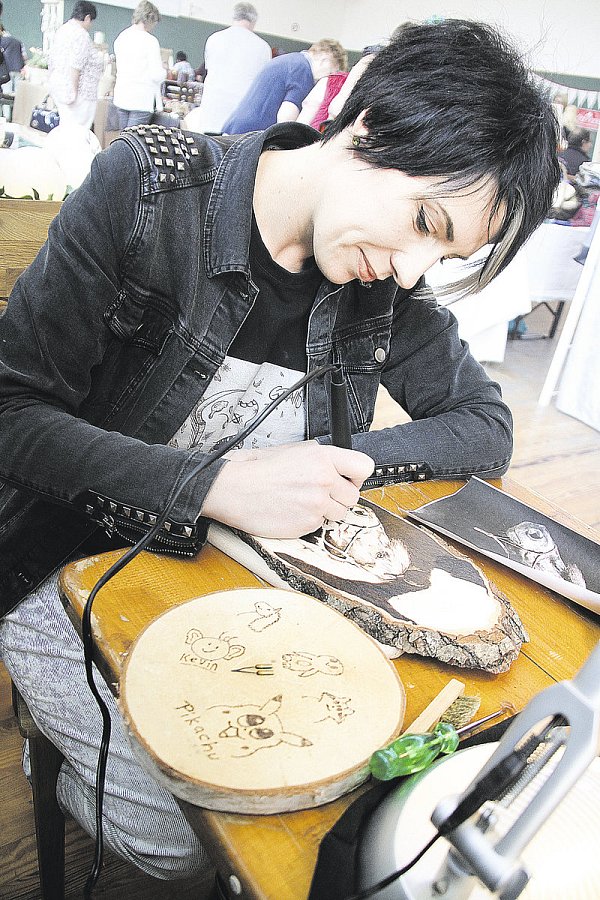 Brandmalkunst: Eva Kahrmann entwirft als "Puma Pyrography" viele große und kleine hölzerne Kunstwerke. - © Madita Schellenberg