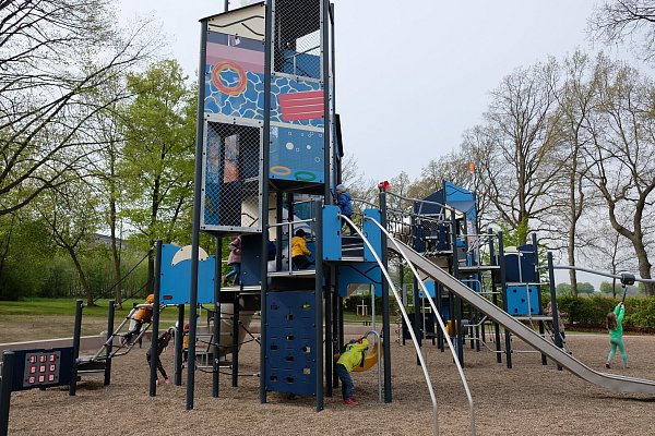 Im Freibadpark in Lübbecke gibt es zahlreiche Spiel- und Sportgeräte. - © Heike von Schulz
