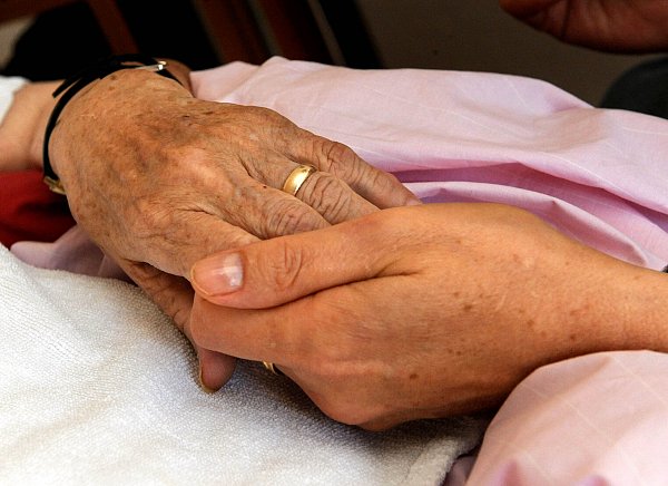 Was soll ich tun? Was darf ich lassen? – Ethische Fragen am Lebensende sind schwer zu beantworten. In Gütersloh gibt es dafür jetzt Unterstützung. - © picture alliance / dpa