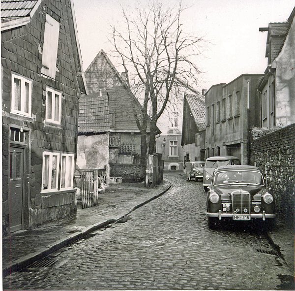 Altes Kopfsteinpflaster: 1958 entstand das Foto, das sich im Bestand desKommunalarchivs befindet. Im Rücken des Fotografen ragt die Johanniskirche auf. - © Helmut Schrader