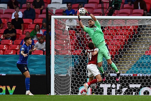 Italiens Torhüter Gianluigi Donnarumma rettet vor Christoph Baumgartner. - © Ben Stansall/Pool AFP/AP/dpa