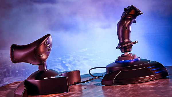 Realistisches Cockpit-Feeling ohne Cockpit, aber immerhin mit Schubregler. - © Thrustmaster