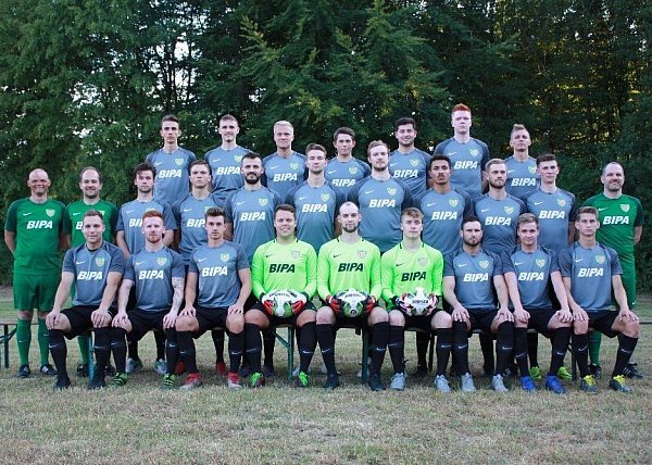 Meisterlich: Die Mannschaft des TuS Dornberg, hier natürlich noch vor Inkrafttreten der Corona-Abstandsregeln, aber schon voller Vorfreude: Hintere Reihe von links Philip Zetterberg, Maximilian Margott, Lukas Versick, Mirco Felske, Marcel Zaremba, Simon Kerker, Daniel Kauffeldt. Mittlere Reihe von links der Sportliche Leiter Thies Kambach, Trainer Jens Horstmann, Manuel Klei, Charley Achtereekte, Valon Gashi, Dominik Kuck, Morten Struwe, Taima Andrade, Lennart Versick, Noah Fritz, Co-Trainer Michael Zozmann. In der vorderen Reihe von links Marc Rustige, Marcel Kranzioch, Charin Huxohl, Marvin Schiller, Joschka Leier, Lennard Kuck, Andreas Janzen, Leon Weidlich und Lukas Kuck. Es fehlen Mitja Schierbaum, Max Kleinelanghorst und Torwart-Trainer Kai Potthoff. Foto: TuS Dornberg - © Dornberg