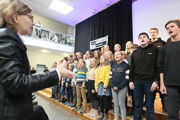 Gemeinsam: Der Schulchor unter Regie von Ingrid Knollmann. - © Peter Steinert
