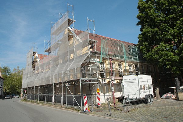 Notwendig: Das Gerüst wird zur Sanierung der Markthalle auch weiterhin stehen bleiben. Unter anderem werden noch die Maler für den Außenanstrich erwartet. - © Peter Steinert
