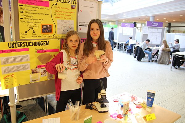 Mia Maleen Brink (l.) und Mara Lepper konnten den ersten Platz im Fachgebiet Chemie bei "Schüler experimentieren" ergattern. - © Beriwan Ali