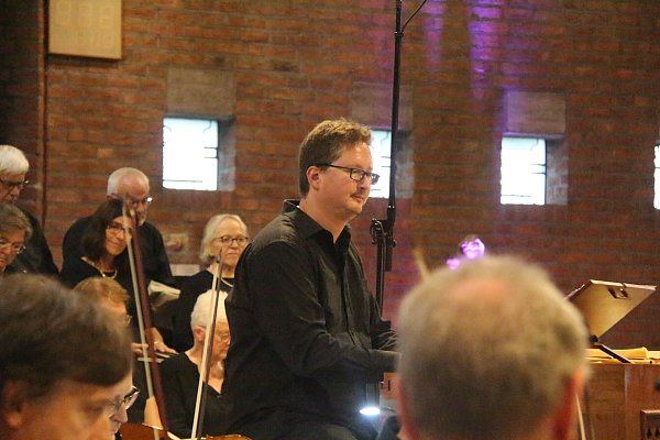 Der Höxteraner Kreiskantor Florian Schachner spielt beim Silvesterkonzert in der Marienkirche. - © Burkhard Battran