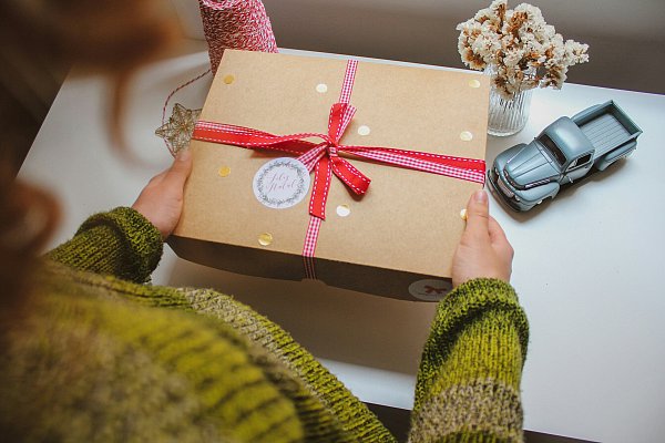 Liebevoll zusammengestellte Pakete schenken Bedürftigen zur Weihnachtszeit große Freude. - © Symbolbild: Unsplash
