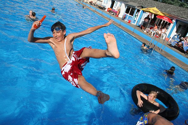 Ab ins kühle Nass: Das Borgholzhausener Freibad startet am 10. Mai in die Saison. - © Alexander Heim