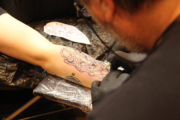 Dieser Tatoo-Stil nennt sich Geometric und arbeitet mit filigranen Linien und Mustern. - © Burkhard Battran