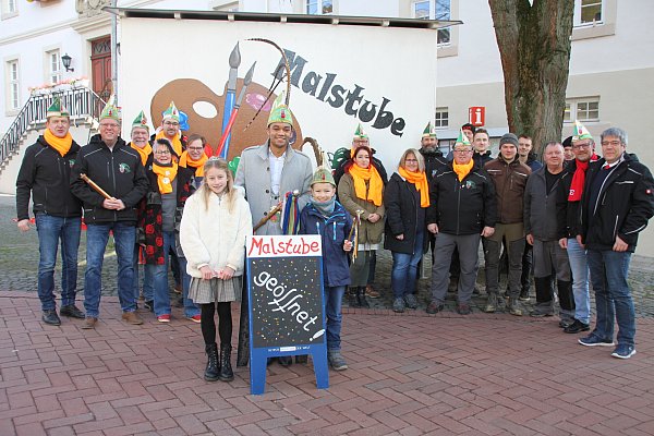 Steinheims Tollitäten, darunter Prinz Alex Hannibal, haben die Malstube offiziell eröffnet. Immer wenn die Stadtverwaltung im Wochenende ist, kann also ab sofort unten, in den Garagen des Gebäudes, kreativ gewerkelt werden. - © Madita Schellenberg