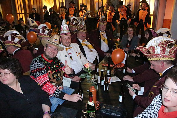 Bei der Gala-Sitzung der Willebadessener Karnevalsfreunde, so wie hier 2022, ist gute Stimmung garantiert. - © burkhard battran