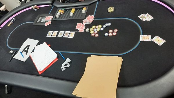 Ein Spieltisch im illegalen Casino in Räumen in der Stadtheide in Paderborn. - © Polizei Paderborn