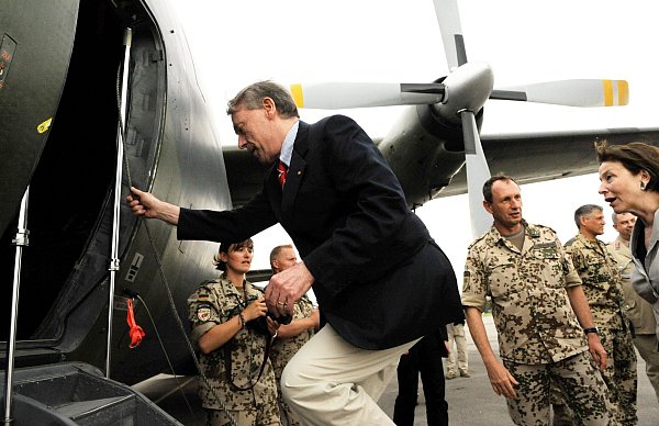 21. Mai 2010, Usbekistan, Termes: Der damalige Bundespräsident Horst Köhler und seine Frau Eva Luise steigen für den Flug nach Masar-i-Scharif im Norden von Afghanistan in eine Transall der Bundeswehr ein. - © Maurizio Gambarini/dpa