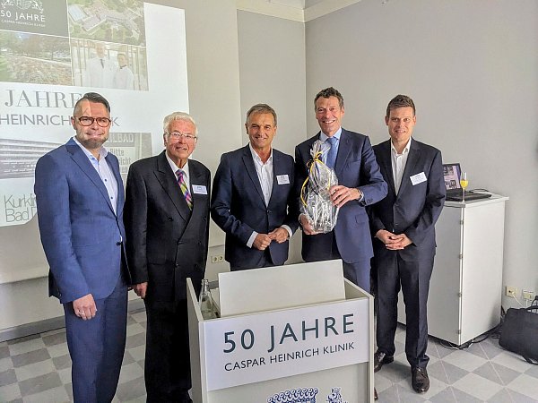 Marko Schwartz (l.) und Marcus Graf von Oeynhausen-Sierstorpff (4. v. l.) mit Altbürgermeister Heinrich Brinkmöller, Bürgermeister Burkhard Deppe und dem Beigeordneten Michael Scholle. - © Burkhard Battran
