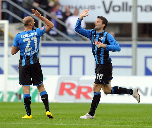Paderborner Jubel: Doppel-Torschütze Edmond Kapllani (r.) und SCP-Fußballgott Daniel Brückner feiern in der Saison 2010/2011 den 3:1-Derbysieg gegen die Arminia. - © Marc Köppelmann