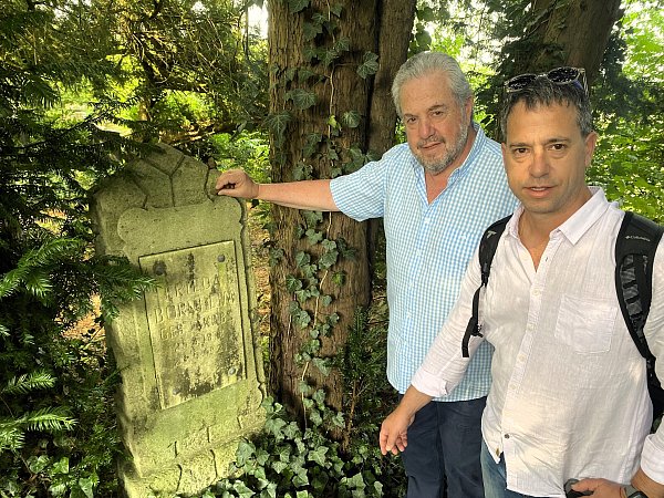 Erstmals am Grab der Großmutter auf dem jüdischen Friedhof. Miguel und Guillermo Lieber am Grabstein von Frieda Bornheim, die 1921 verstarb. - © Horst Biere