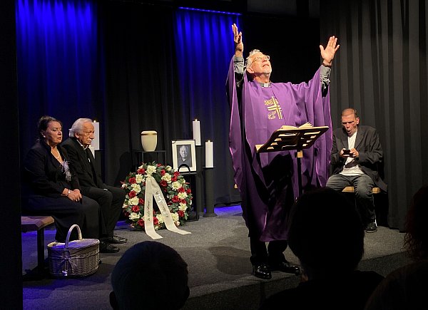Für den Pfarrer (Erhard Schrebb) wird die Gedenkfeier mit der Steinfels GmbH zur Glaubensprobe. - © Julia Spiekerkötter