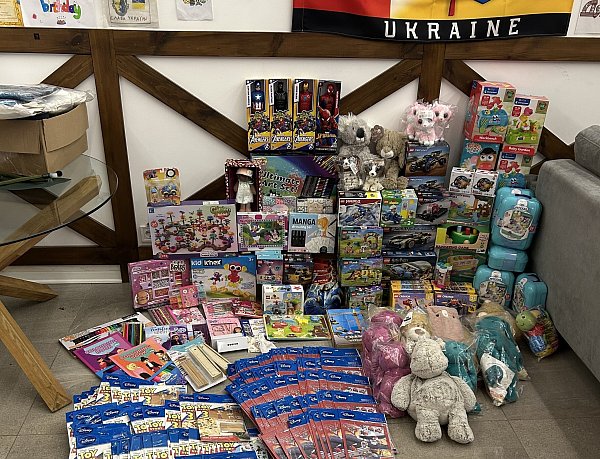 Zurzeit packen die Helfer Geschenke für Kinder von Soldaten, die selbst keine Zeit dazu haben, weil sie an der Front kämpfen. - © Sven Barbaresko