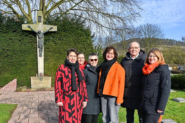 Auf dem Ottberger Friedhof trafen sich Barbara Rüstemeier (Ortsausschussvorsitzende, v. l.), Christin Güth, Katja Rikus, Katrin Schlüter, Simona Schlüter-Stockmeier ("Team Ottbergen") und Bernhard Föckel (Ortsheimatpfleger). Das Kreuz im Hintergrund erinnert an die Opfer des Zweiten Weltkrieges. - © Iris Spieker-Siebrecht