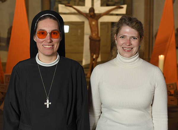 Freuen sich auf die Gottesdienste mit Gebärden: Schwester Judith Beule (l.) und Kira Lietmann, Referentin beim

Metropolitankapitel. - © David Hesse / Erzbistum Paderborn