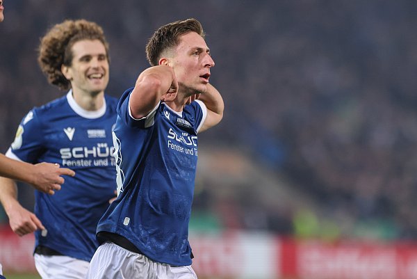 Wörl lässt die Muskeln spielen: Gegen Werder Bremen ist der 20-Jährige der beste Armine auf dem Platz. - © Oliver Krato
