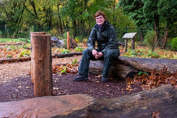 Auch die Sitzgelegenheiten sind naturbelassen und so angelegt, dass der Blick über das Gräberfeld streifen kann. - © Ralf Bittner