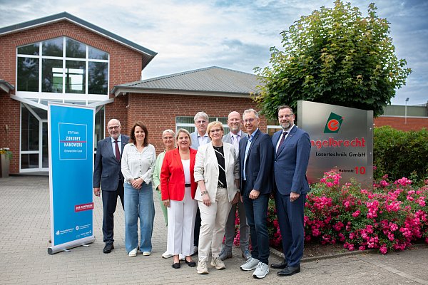 Peter Eul (Vorsitzender des Kuratoriums der Stiftung Zukunft Handwerk OWL und Präsident der Handwerkskammer OWL) (v.l.), Catharina Behl (Kreis Minden-Lübbecke), Maike Fabry (Stadt Pr. Oldendorf), Martina Hannen (Geschäftsführerin der Kreishandwerkerschaft Wittekindsland), Ulrich Birkemeyer (Kreishandwerksmeister), Petra Engelbrecht (Geschäftsführerin Engelbrecht Lasertechnik), Marko Steiner (Bürgermeister Pr. Oldendorf), Ralf Engelbrecht (Geschäftsführer Engelbrecht Lasertechnik) und Jens Prager (Hauptgeschäftsführer der Handwerkskammer OWL und Vorstandsvorsitzender der Stiftung Zukunft Handwerk OWL) kamen im Rahmen der Jurytour in Getmold zusammen. - © Ilka Gülker