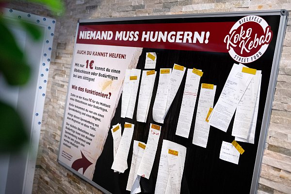 An der Spendenwand hängen die Quittungen der Kunden, die das Projekt "Niemand muss hungern" mit einer Spende unterstützen. - © Barbara Franke