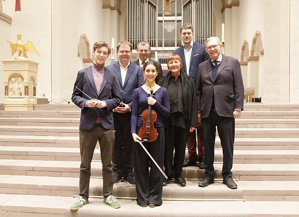 Freuen sich auf das Konzert in der Abdinghofkirche: Kolja Berning (vorne) und Flavia Napolitano sowie Jan Lödige (2. Reihe, v.l.), Pfarrer Eckhard Düker, Doris und Franz Jacoby und Kantor Tim Gärtner (hinten). - © Henrike Buschmann