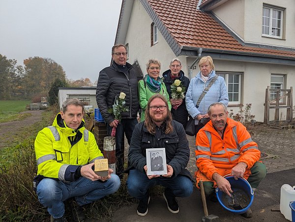 Jürgen Imort (von hinten links), Maris Nolting und Singrid Henselmeyer vom Löhner Bündnis für Vielfalt sowie Baukoordinator für Glasfaserarbeiten Norbert Vahle (von vorne links), Stadtarchivar Mathis Nolte und Stadtwerke-Mitarbeiter Almir Ganibegovic. - © Alex Wall