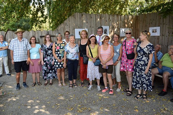 Eifrige Gärtnerinnen: Der Garten 2019 wurde von zehn Gärtnerinnen auf Vordermann gebracht.. Bürgermeister Michael Dreier (Mitte) und Iris Pape (rechts) danken ihnen. - © Anja Ebner