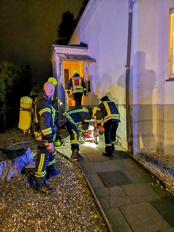 Mithilfe eines Hochdrucklüfters wurde die betroffene Wohnung durch die Feuerwehr Herford entraucht. - © Feuerwehr