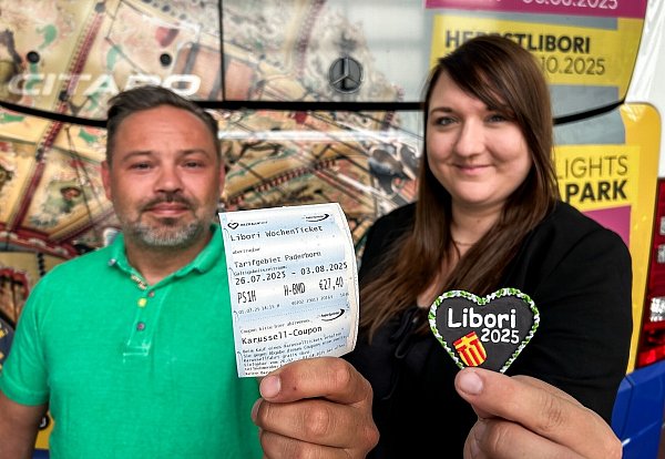 Marc Petter (Schaustellerverein Paderborn) und Maren Kosak (Marketing/Kommunikation Padersprinter) präsentieren das Libori-Wochenticket. - © Padersprinter