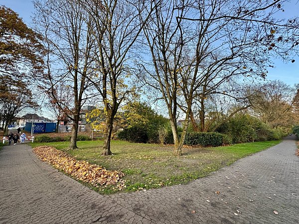 Dieser Weg (l.) führt vom Media Markt in den Park und von dort weiter in die Richtung Am Pfarracker. - © Peter Unger