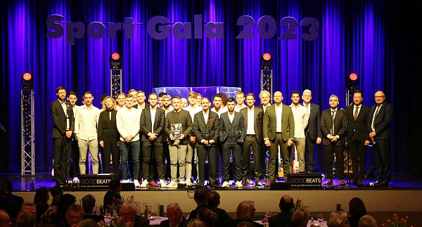 Der Vorsitzende des Stadtsportverbandes, Bernhard Hoppe-Biermeyer (v. r.), der Vorsitzende der Demag, Johannes Dunschen, der Sportausschussvorsitzende Andreas Konuk und Bürgermeister Werner Peitz zeichneten die Fußballer des Delbrücker SC als Mannschaft des Jahres aus. - © Privat