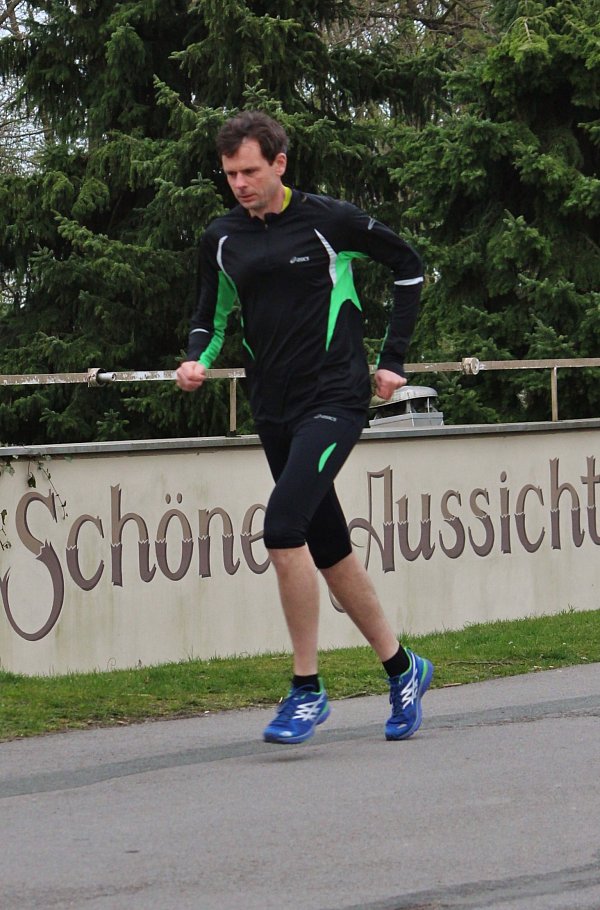 Training für den 40. Hermannslauf: Wie jedes Jahr wird sich die Familie auch an diesem Sonntag am Ausflugslokal "Schöne Aussicht" versammeln, um Dirk Schröder dort in Empfang zu nehmen. - © KREFT