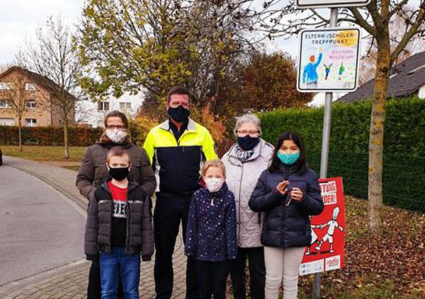 Die Schulleitung und der Bezirksbeamte Markus Rose an der Bring- und Abholzone. - © Elke Schwertner