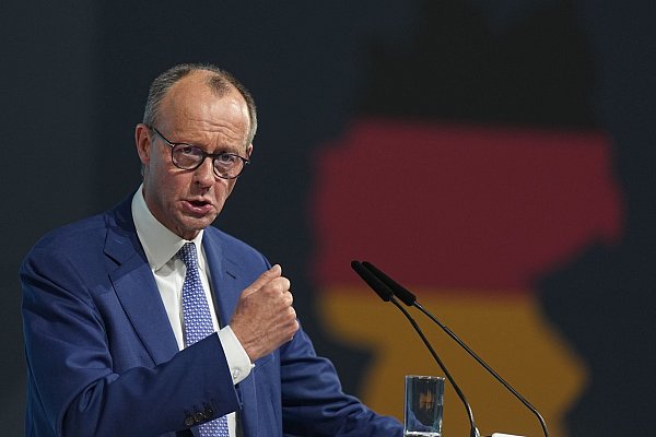 Friedrich Merz (CDU) wird am Sonntag bei einem TV-Duell antreten. Die Kandidaten dürfen einen Notizblock und einen Stift mit auf die Bühne bringen. - © Michael Kappeler/dpa