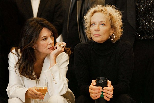 Im Mittelpunkt von "Call My Agent! Berlin" steht eine Schauspieleragentur - hier eine Szene mit Iris Berben (l.) und Katja Riemann. - Julia Terjung © 2025