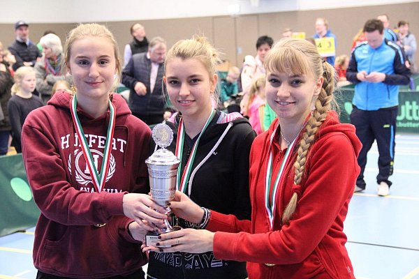 Stolz: Die jungen Damen des SV Ossendorf sichern sich mit (v.l.) Maja Rothenberg, Ingalisa und Caralina Dicke den Kreispokal. - © Inge Stegnjajic