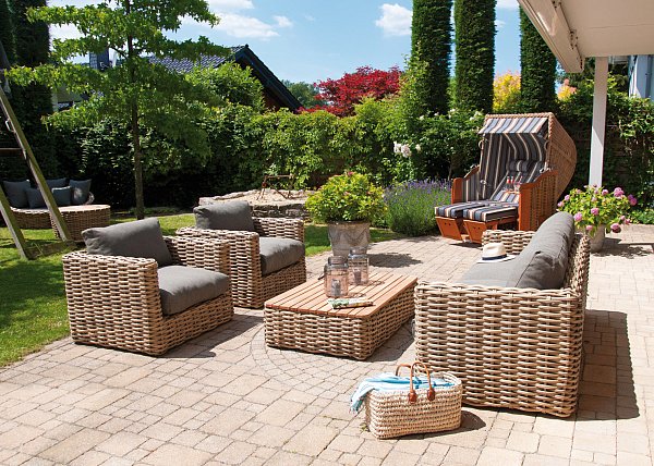 Sommerurlaub im Garten: Das „Der Sonnenpartner"-Team in Bielefeld berät seine Kunden umfangreich. Strandkörbe werden in der eigenen Manufaktur produziert und nach Hause geliefert. - © PR