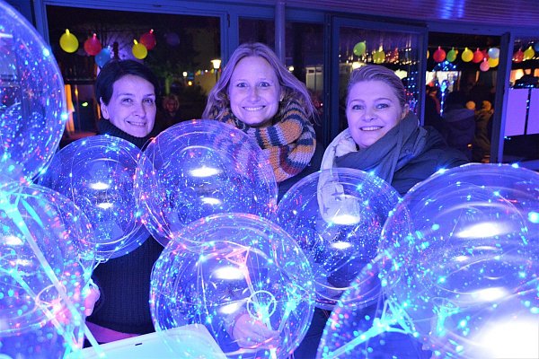 Anja Rose, Bettina Dressler und Gabi Thon (v. l.) präsentieren LED-Luftballone, die innerhalb kürzester Zeit Abnehmer finden. - © Karin Prignitz