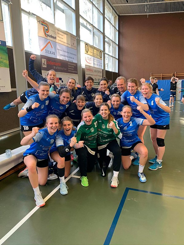 Corona-Meister: Hier bejubeln Malin Bahra, Annika Pult, Leonie Weise, Maria Charalambous, Carsten Meier, Anastasia Penner, Valerie Vaquet (hinten v.l.) Malin Wendorf, Katharina Lange, Kathrin Lehmann, Helene Hönemann, Kyra Strathmann (Mitte v.l.) Kristin Meier, Finja Meier, Lisa-Marie Müller, Sara Westerheide, Franziska Baron (vorne v.l.) den wichtigen Sieg gegen Rietberg. Es könnte auch die Aufstiegsfeier sein. privatFoto - © Privat