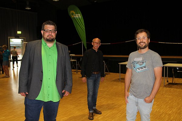 Benjamin Rauer (l.) und Nils Beinke-Schulte (r.) bewerben sich Hüllhorst um ein Kreistagsmandat. Siegfried Gutsche (Mitte) möchte neuer Landrat im Mühlenkreis werden. - © Klaus Frensing