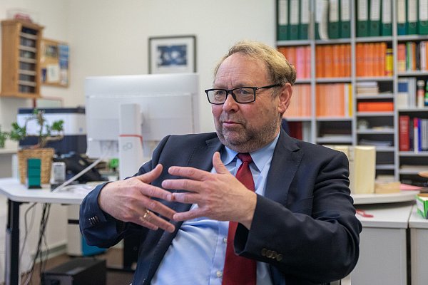 Oberstaatsanwalt Ralf Vetter beim Interview im Mai. - © Jannik Stodiek
