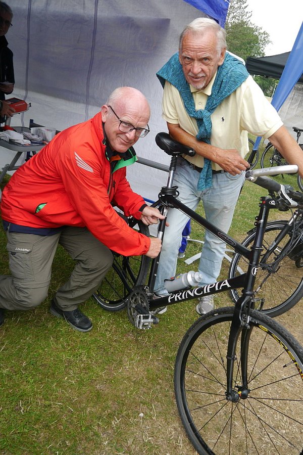 Gegen Diebstähle absichern: Gerhard Riesenberg (r.) lässt sein Fahrrad von Alois Block vom ADFC mit einer Codierung personalisieren. - © Louisa Kohnert