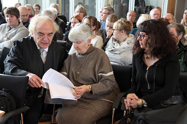 Nebenklägeranwalt Thomas Walther bespricht mit der Auschwitz-Überlebenden Hedy Bohm ihre Aussage. - © Bernhard Preuß